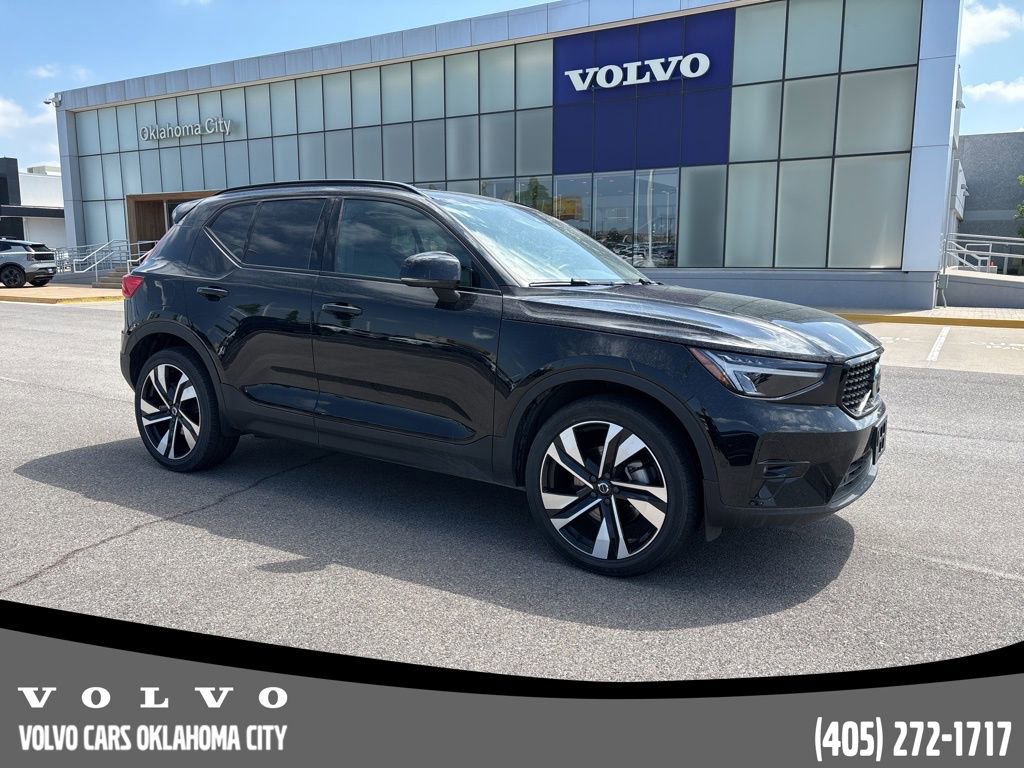 Used 2025 Volvo XC40 B5 Plus image 6