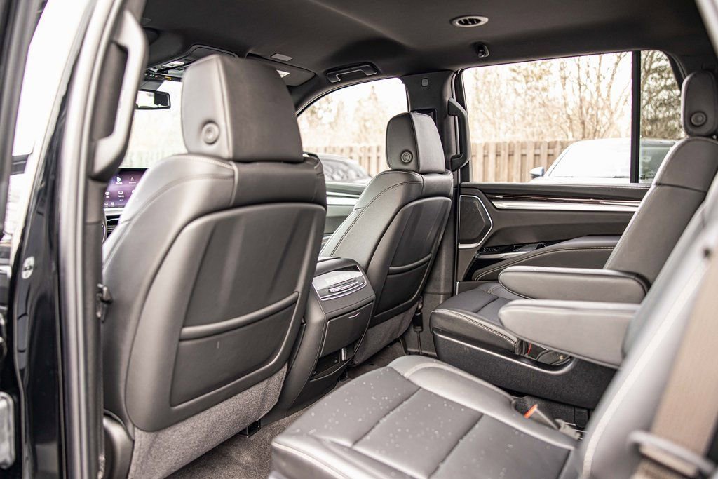 Used 2025 Cadillac Escalade Luxury image 35