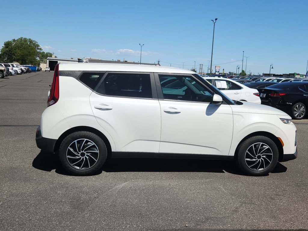 Used 2022 Kia Soul LX FWD image 2