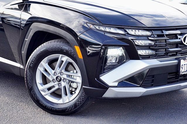 Certified 2025 Hyundai Tucson SE image 4