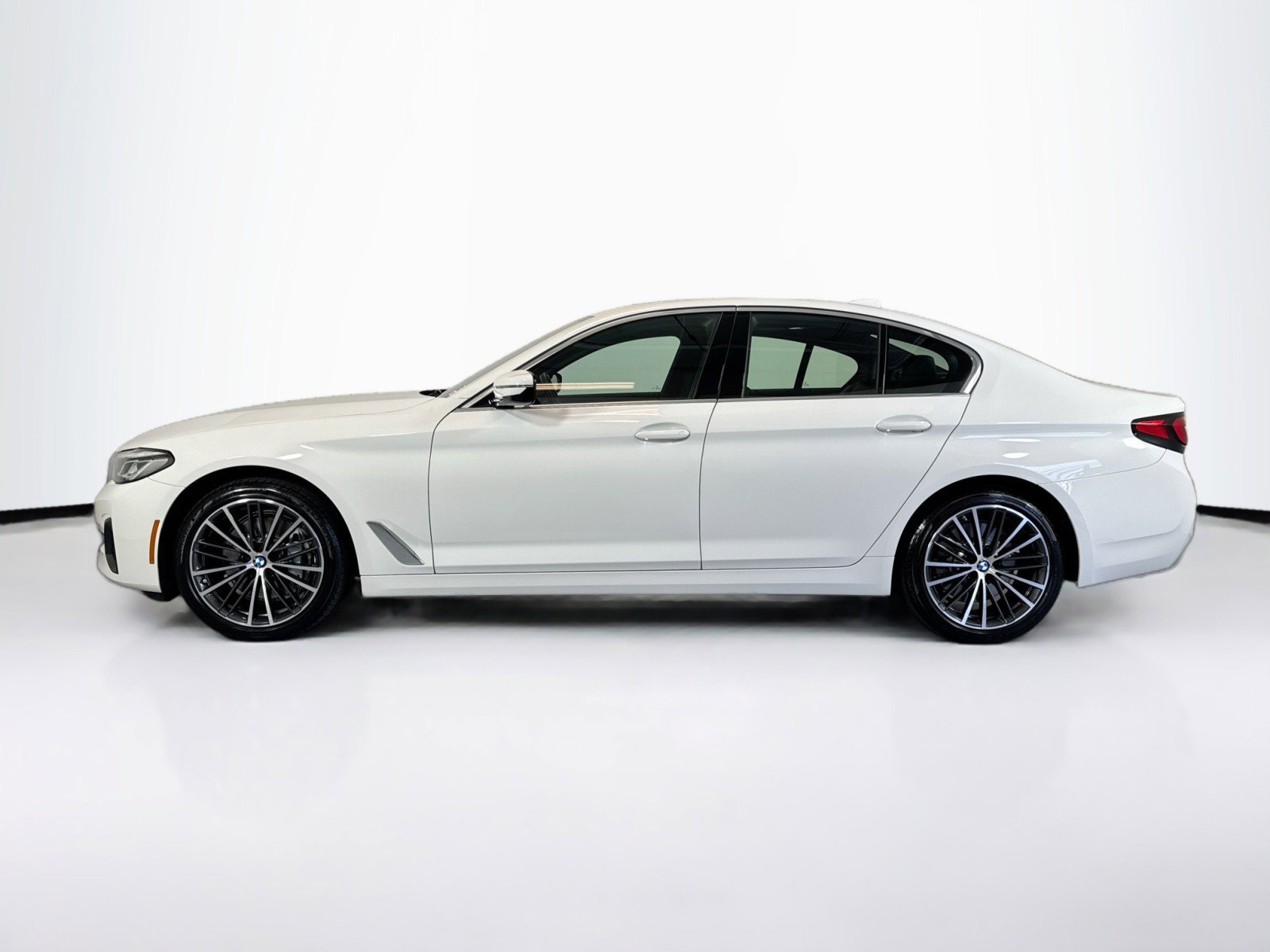 Used 2023 BMW 540i w/ Premium Package image 2