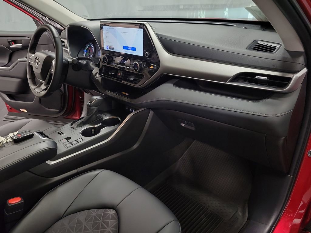 Used 2025 Toyota Highlander XLE image 25