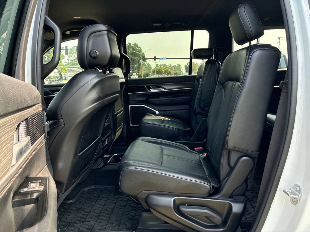 Used 2024 Jeep Wagoneer Series III AWD/4WD image 12