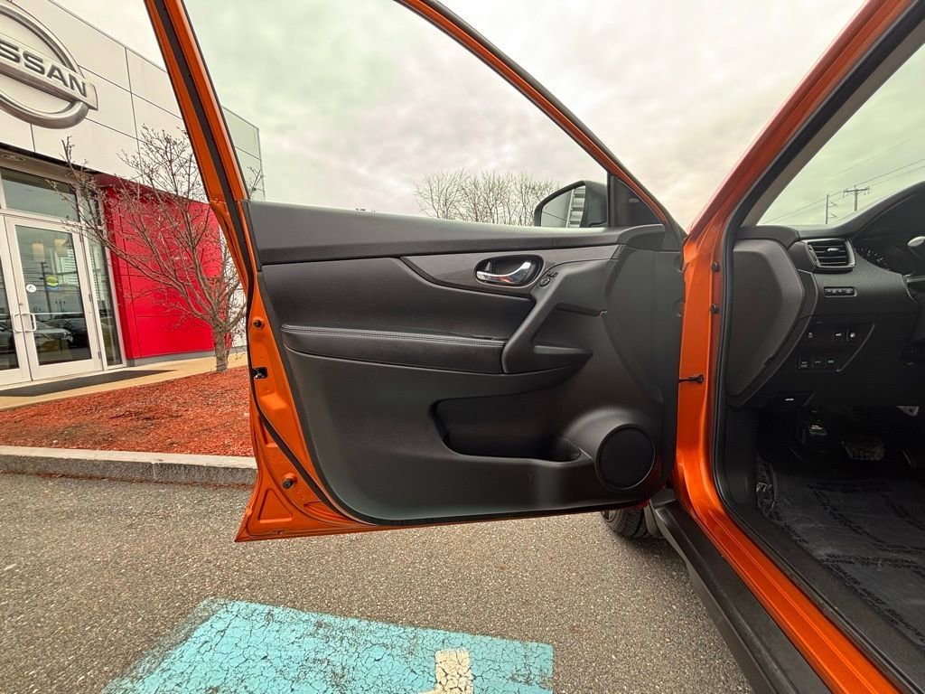 Used 2018 Nissan Rogue SV image 10