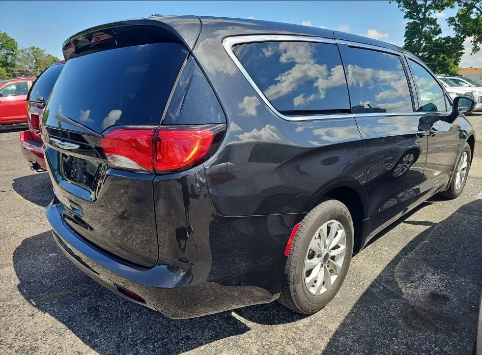 Used 2017 Chrysler Pacifica Touring w/ Tire & Wheel Group FWD image 4
