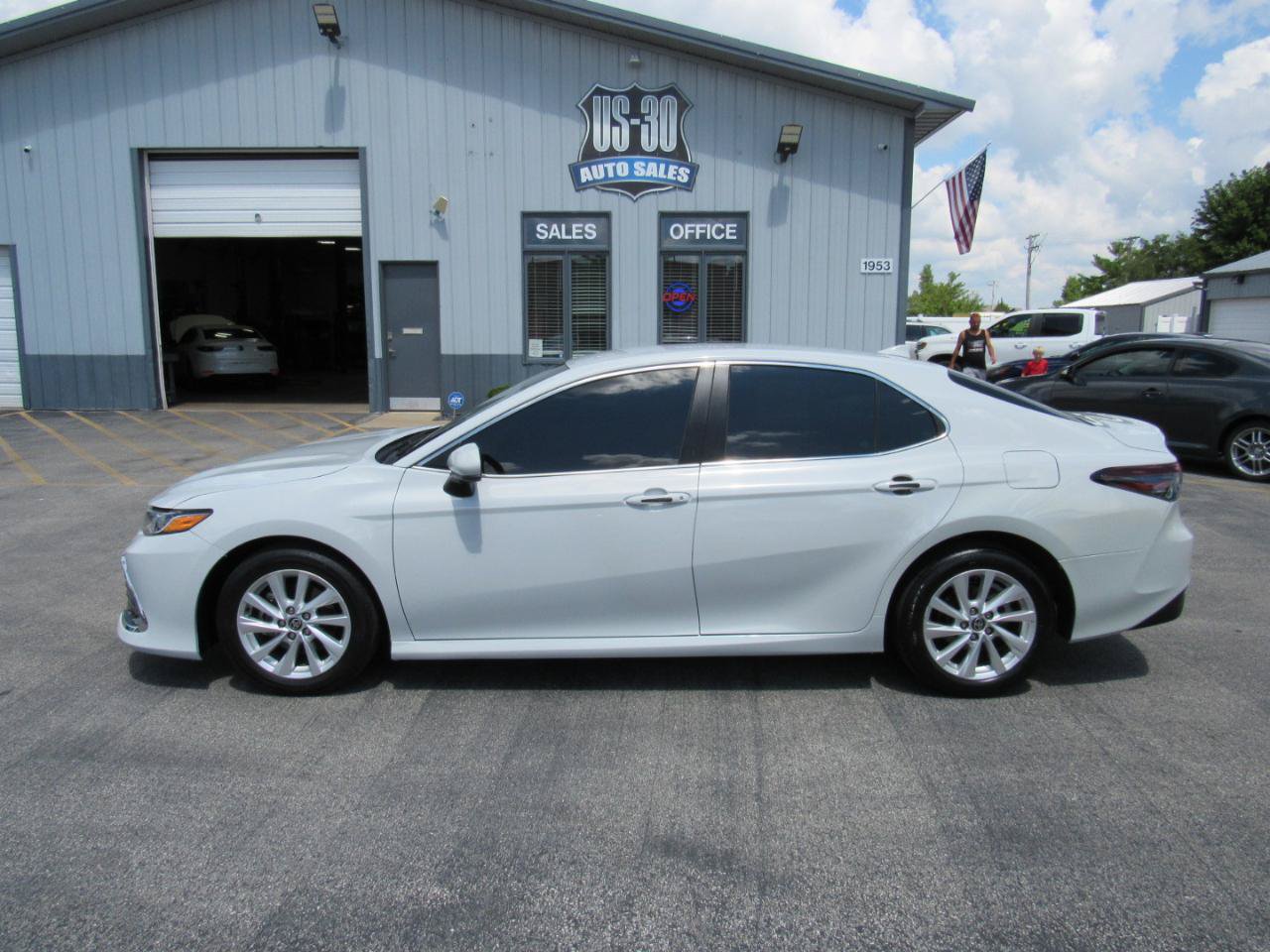 Used 2023 Toyota Camry LE FWD image 3