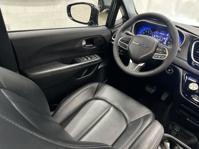 Used 2025 Chrysler Pacifica Select image 12