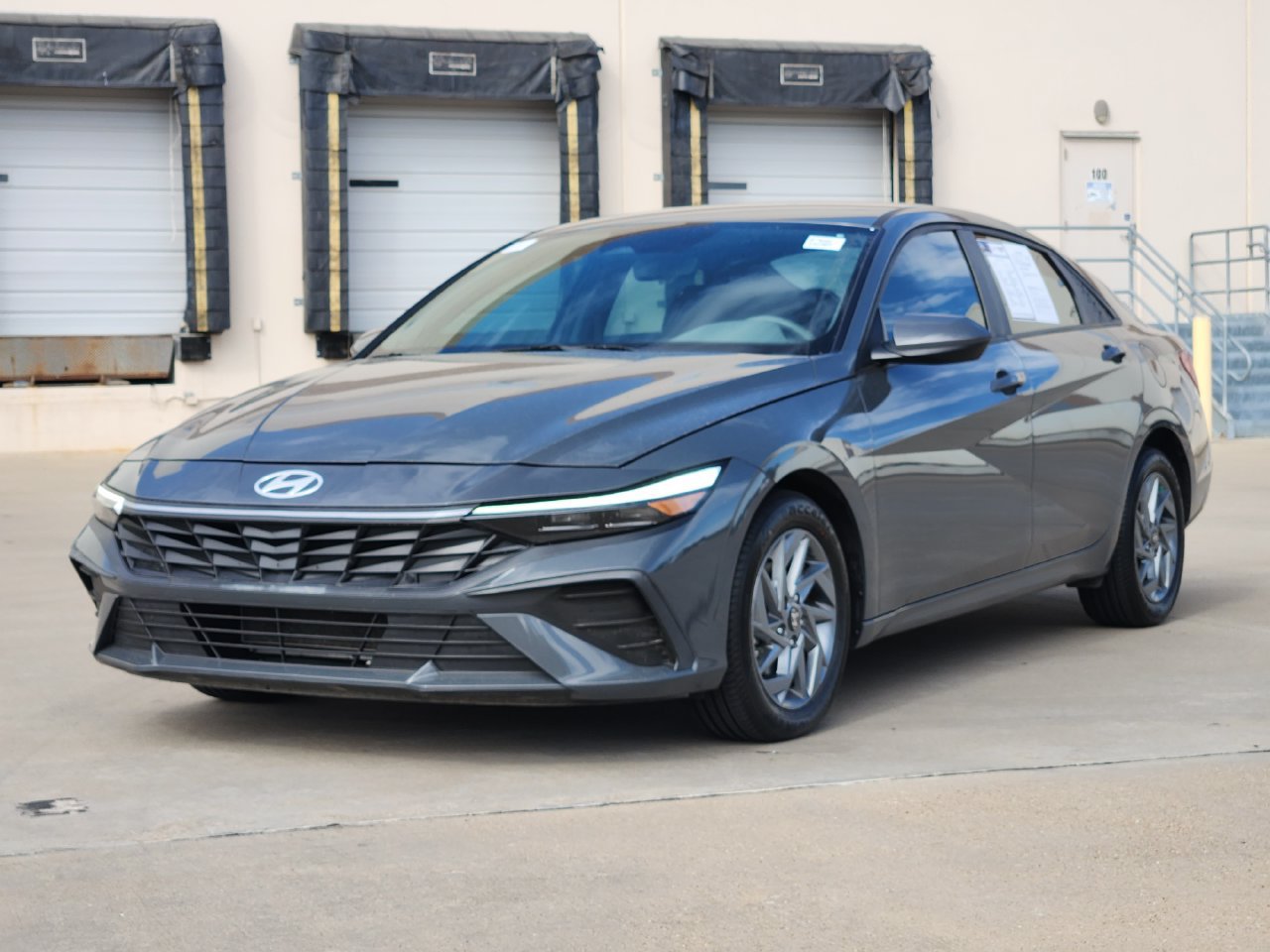 Used 2024 Hyundai Elantra SEL FWD image 2