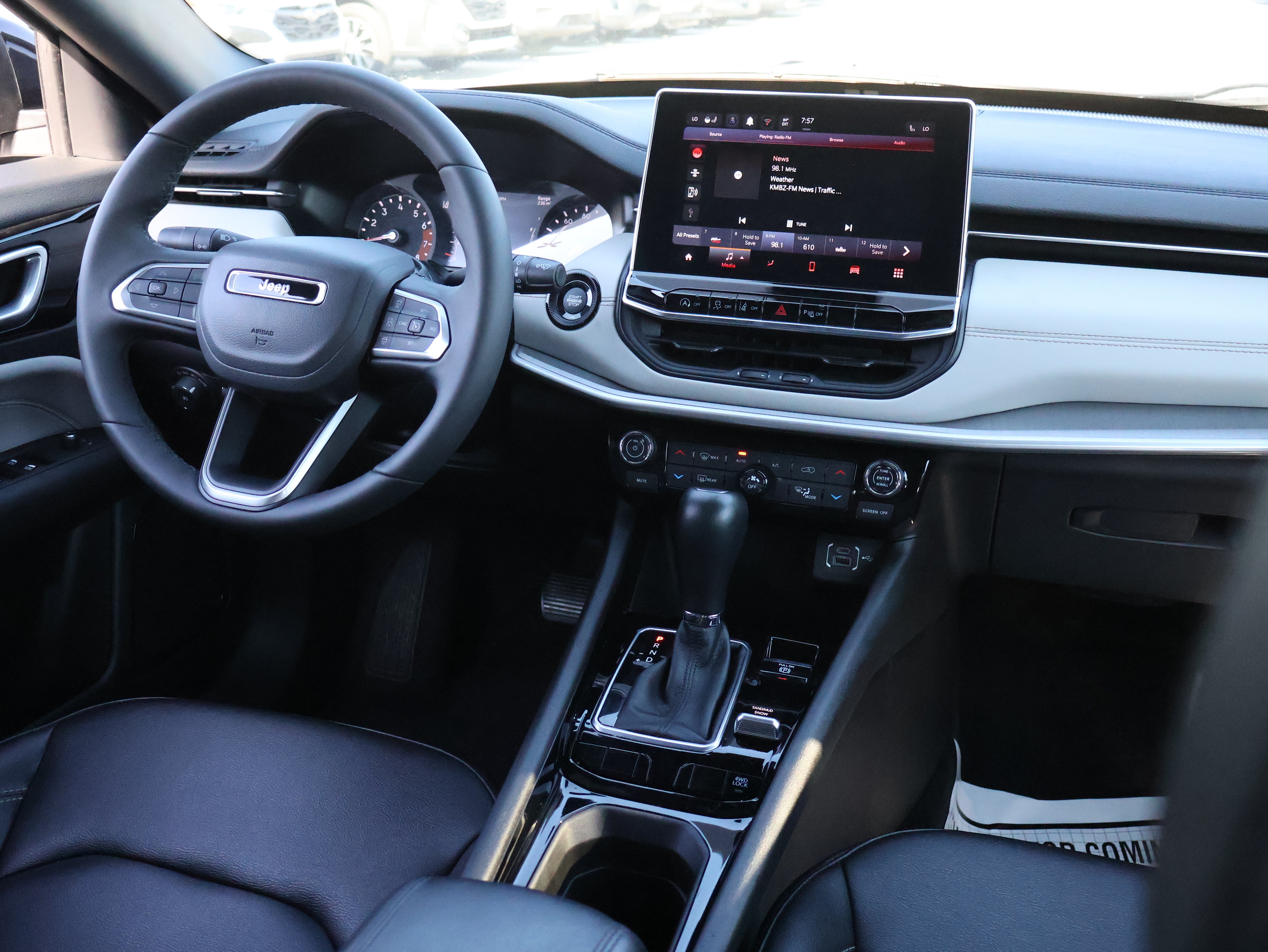 Used 2025 Jeep Compass Limited AWD/4WD image 12