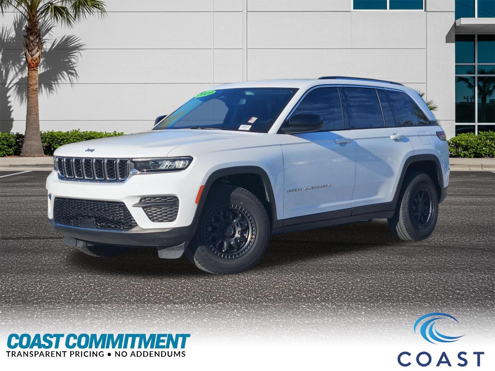 Used 2023 Jeep Grand Cherokee Laredo AWD/4WD image 1