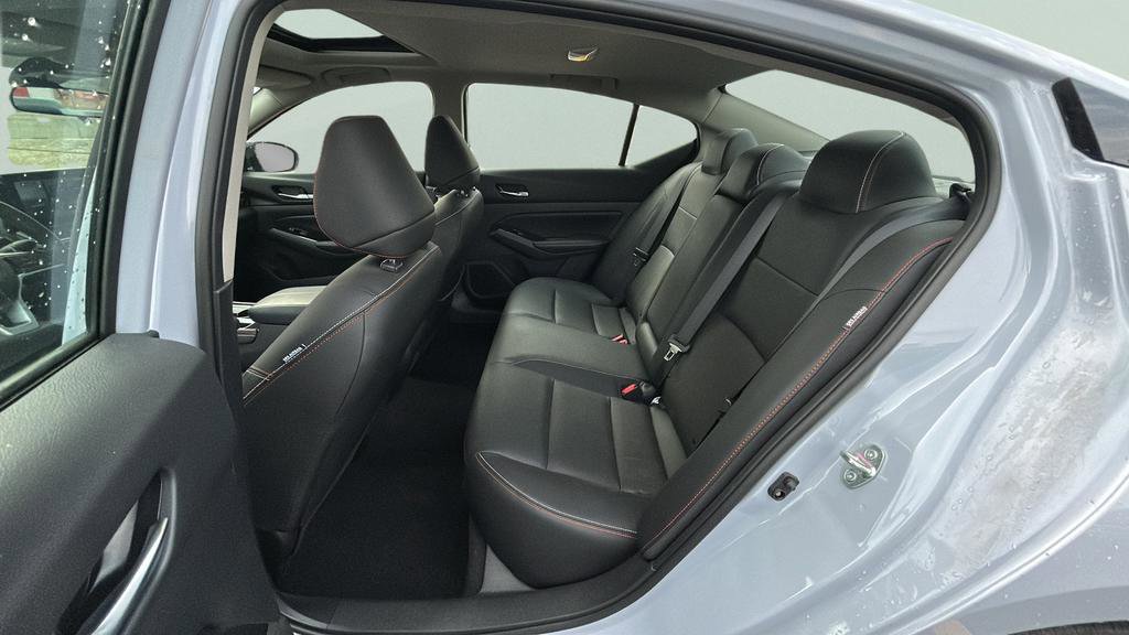 Used 2025 Nissan Altima 2.5 SR FWD image 14