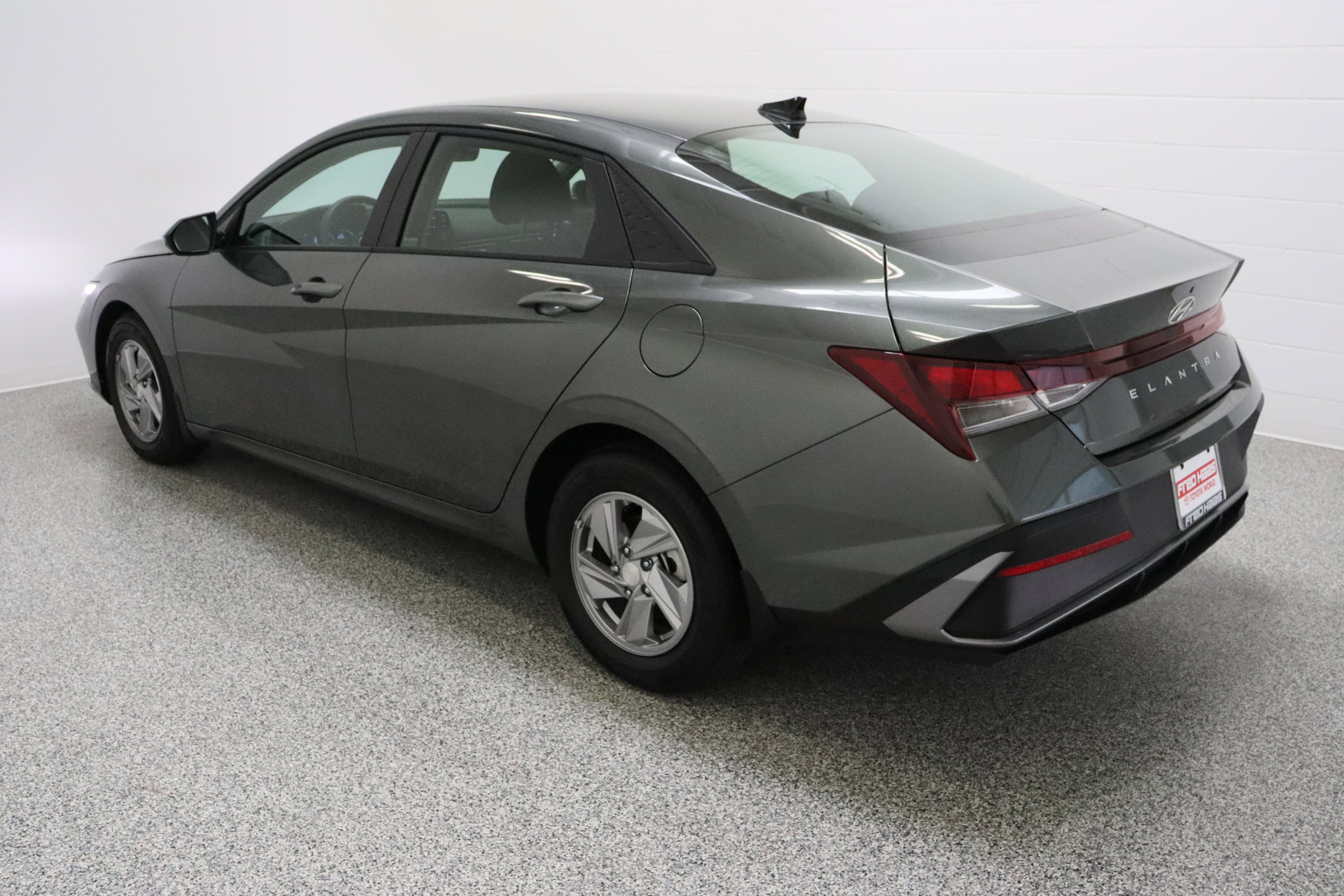 Used 2025 Hyundai Elantra SE image 9