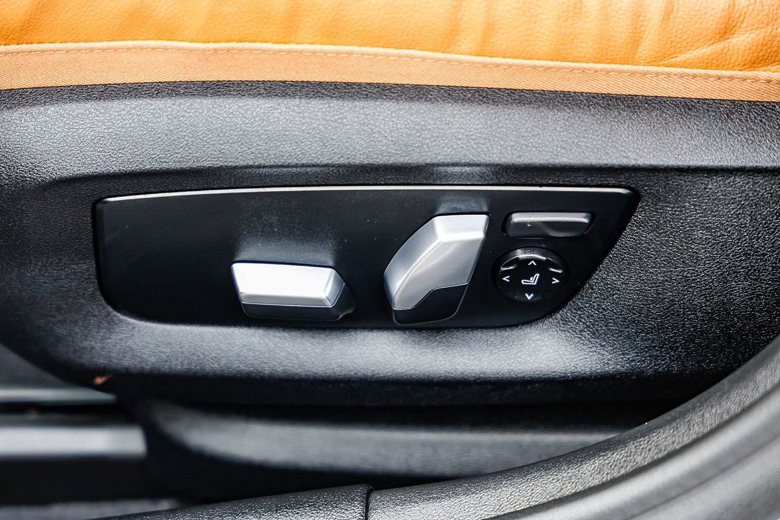 Used 2021 BMW 530e w/ Parking Assistance Package image 22