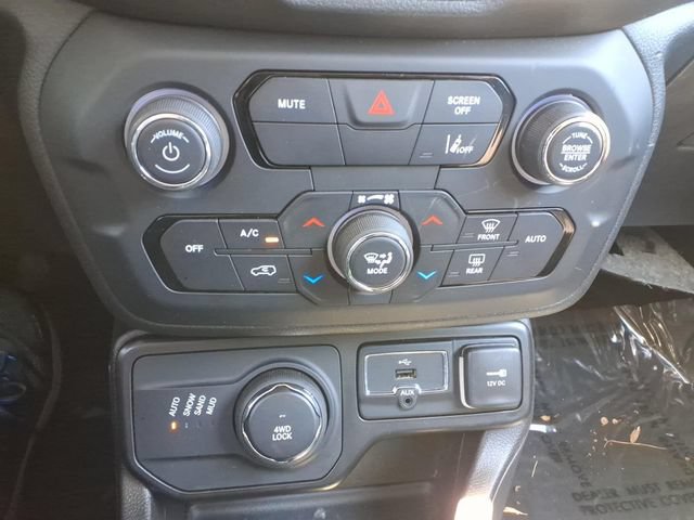 Used 2023 Jeep Renegade Latitude AWD/4WD image 34