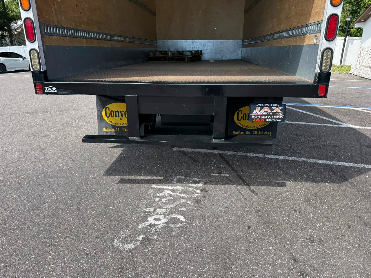 Used 2019 Isuzu NPR RWD image 5