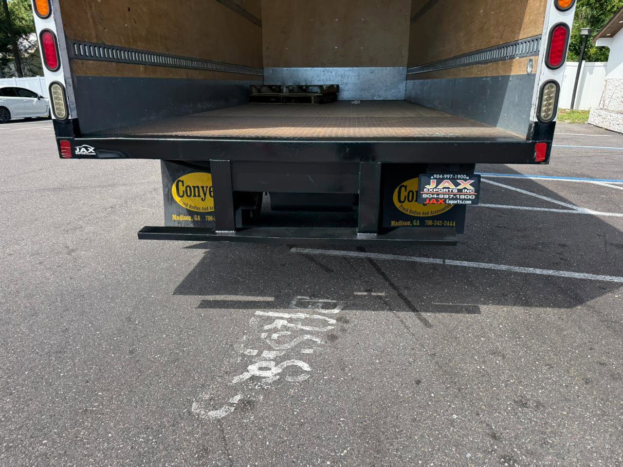 Used 2019 Isuzu NPR RWD image 5