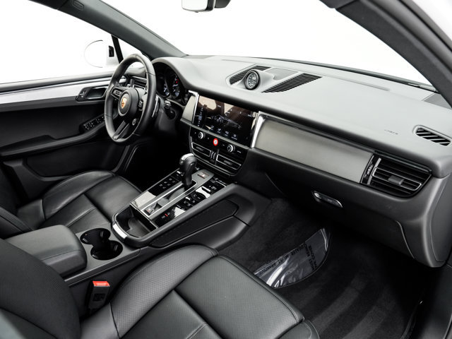 Certified 2026 Porsche Macan AWD/4WD image 25