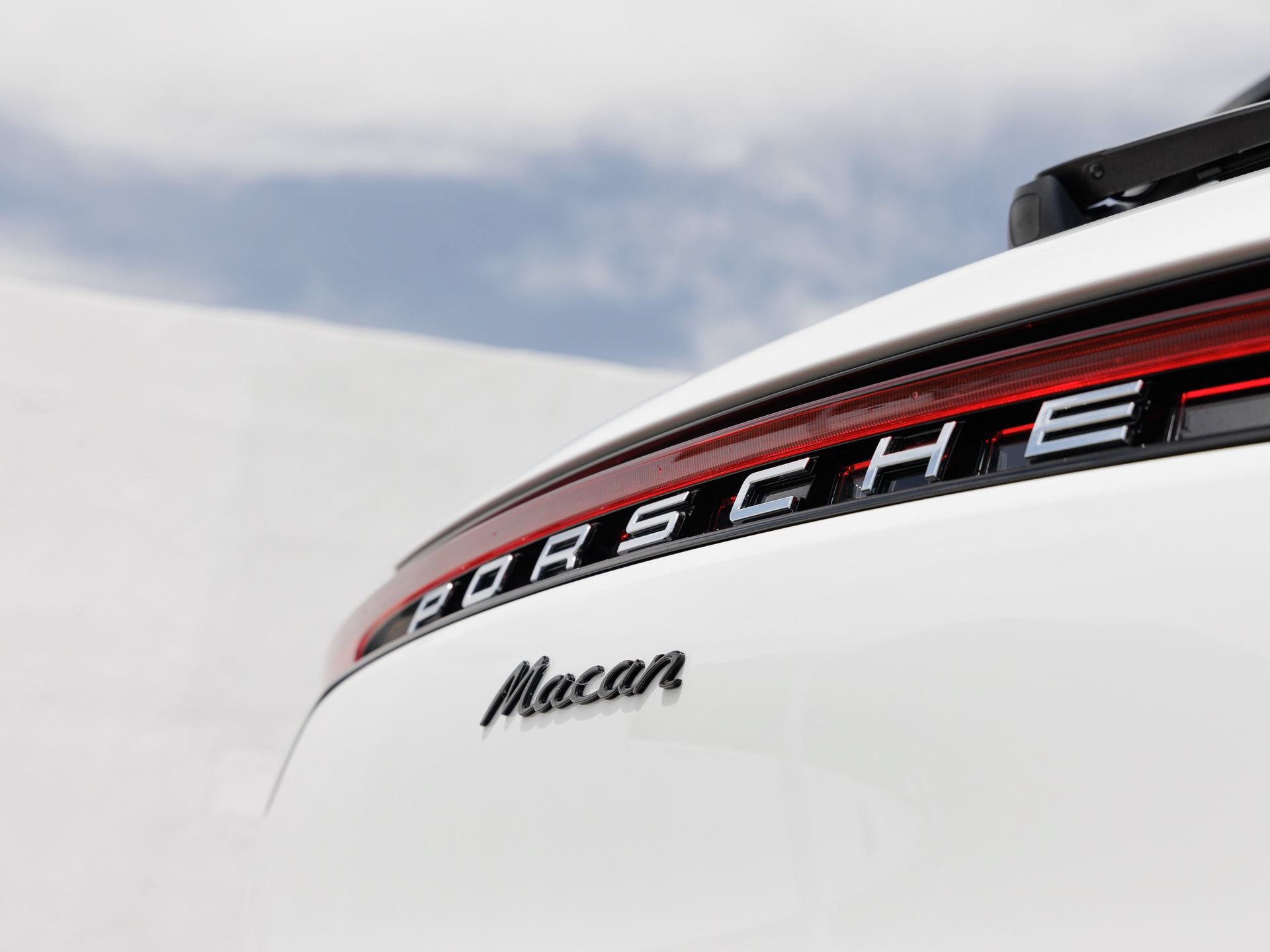 Certified 2026 Porsche Macan AWD/4WD image 12