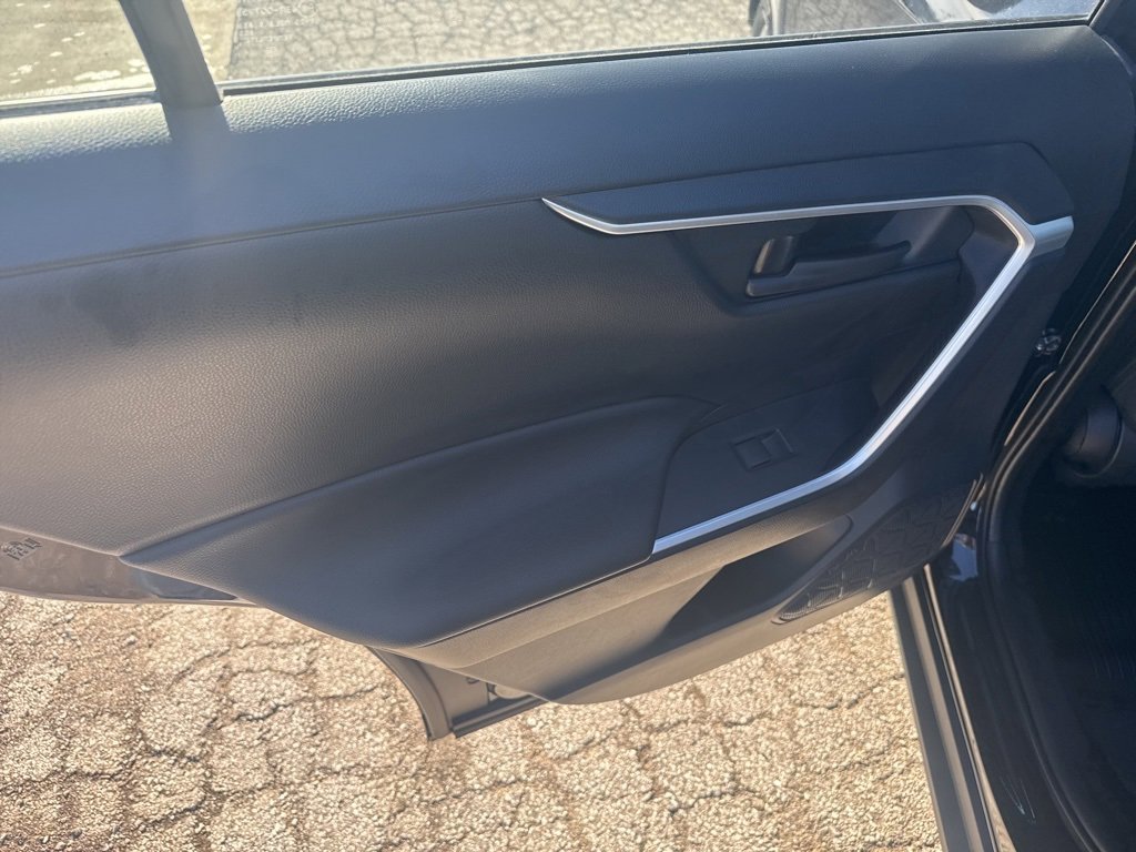 Used 2022 Toyota RAV4 LE image 17