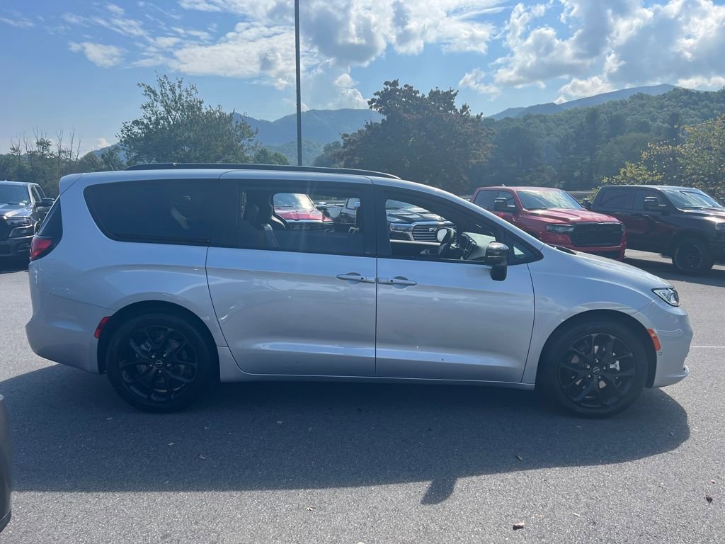 New 2026 Chrysler Pacifica Limited image 2