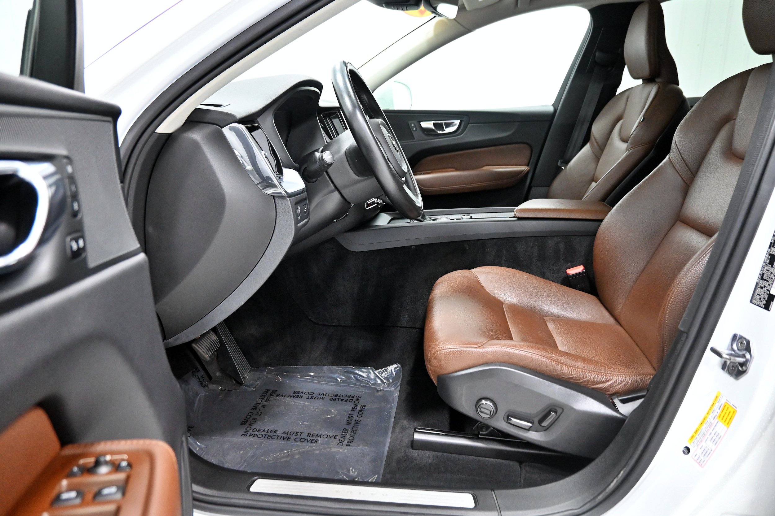 Used 2020 Volvo XC60 T5 Momentum w/ Protection Package Premier AWD/4WD image 5