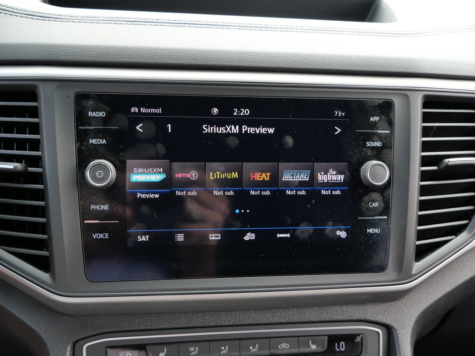 Used 2020 Volkswagen Atlas Cross Sport SE w/ Panoramic Sunroof Package AWD/4WD image 18