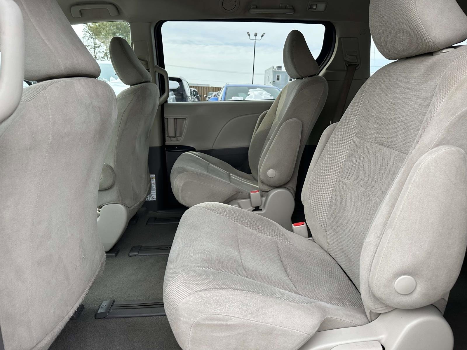 Used 2020 Toyota Sienna L image 23