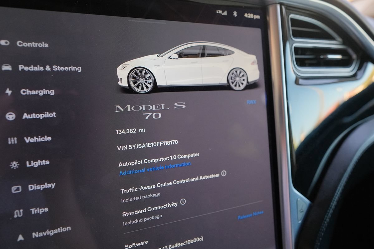 Used 2015 Tesla Model S 70 RWD image 9