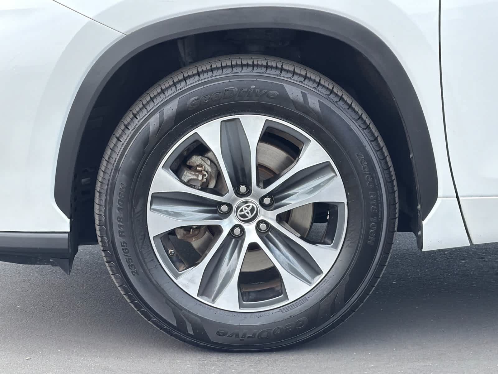 Used 2023 Toyota Highlander XLE FWD image 31