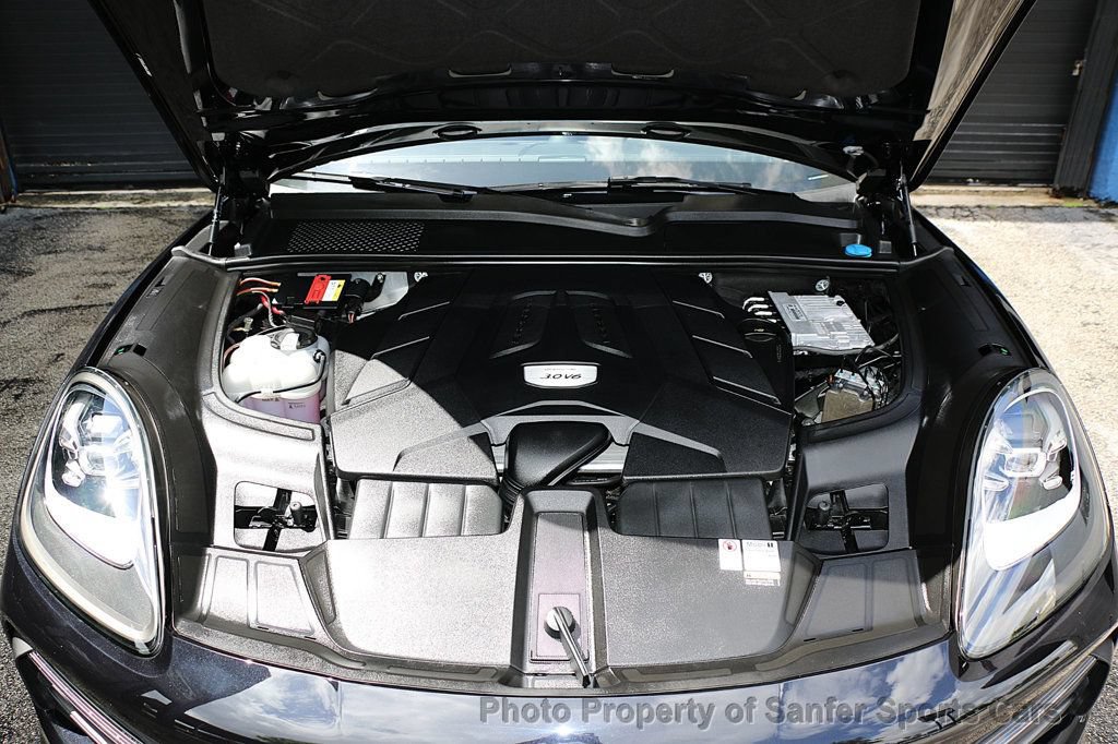 Used 2022 Porsche Cayenne Platinum Edition AWD/4WD image 12
