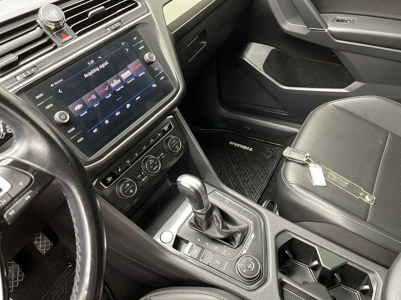 Used 2018 Volkswagen Tiguan SE w/ Panoramic Sunroof Package AWD/4WD image 17