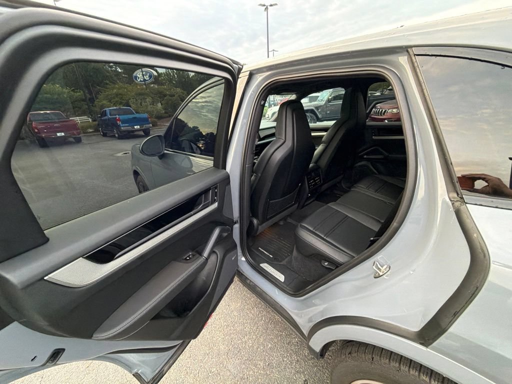 Used 2025 Porsche Cayenne AWD/4WD image 18