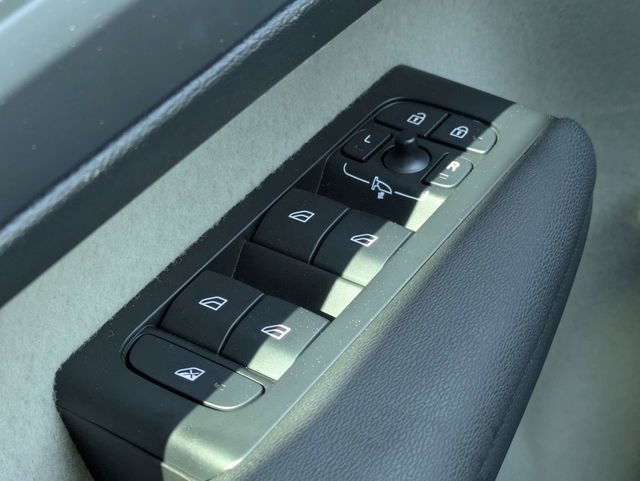 Used 2025 Volvo XC40 B5 Plus w/ Protection Package Premier image 24