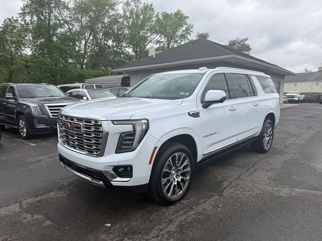Used 2026 GMC Yukon XL Denali w/ Sun & Power Step Package AWD/4WD image 3