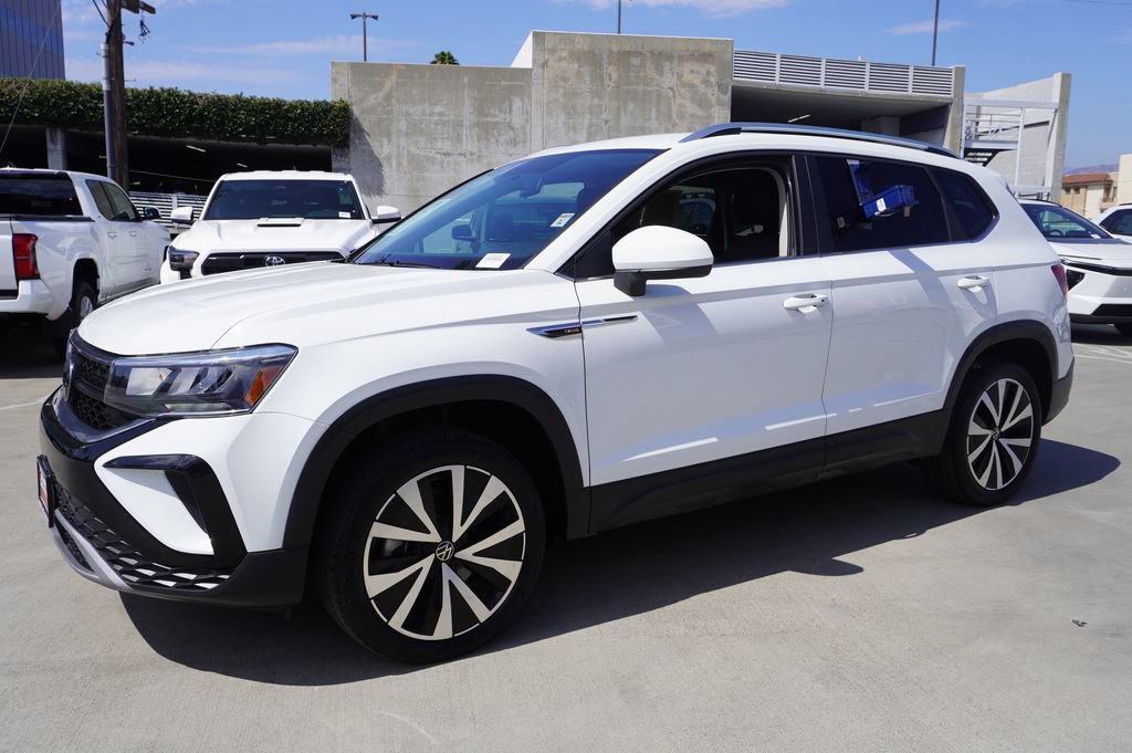 Used 2022 Volkswagen Taos SE FWD image 4