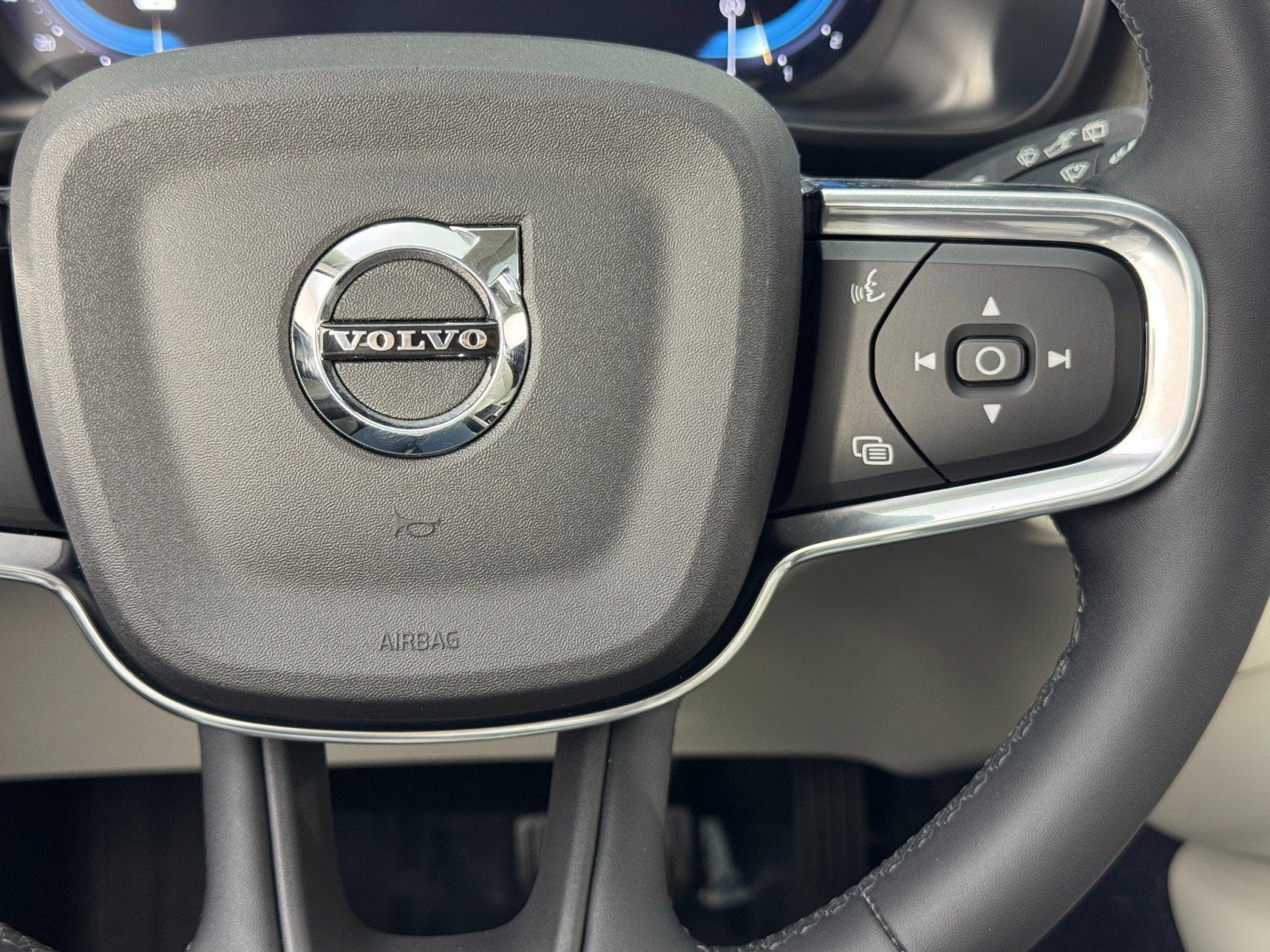 Used 2023 Volvo XC40 B5 Ultimate image 22