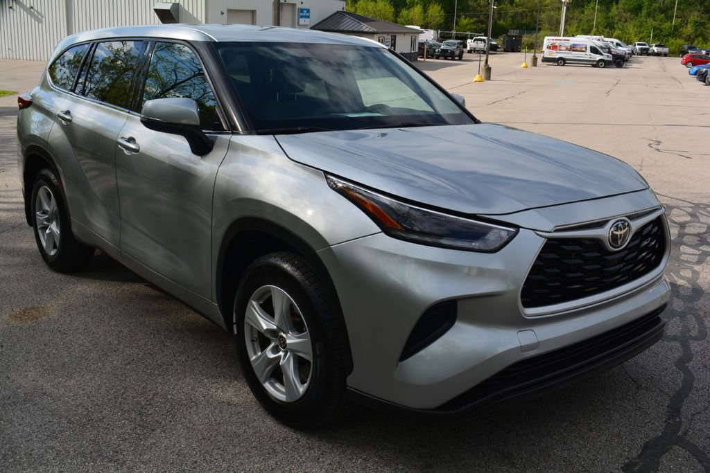 Used 2021 Toyota Highlander L AWD/4WD image 4