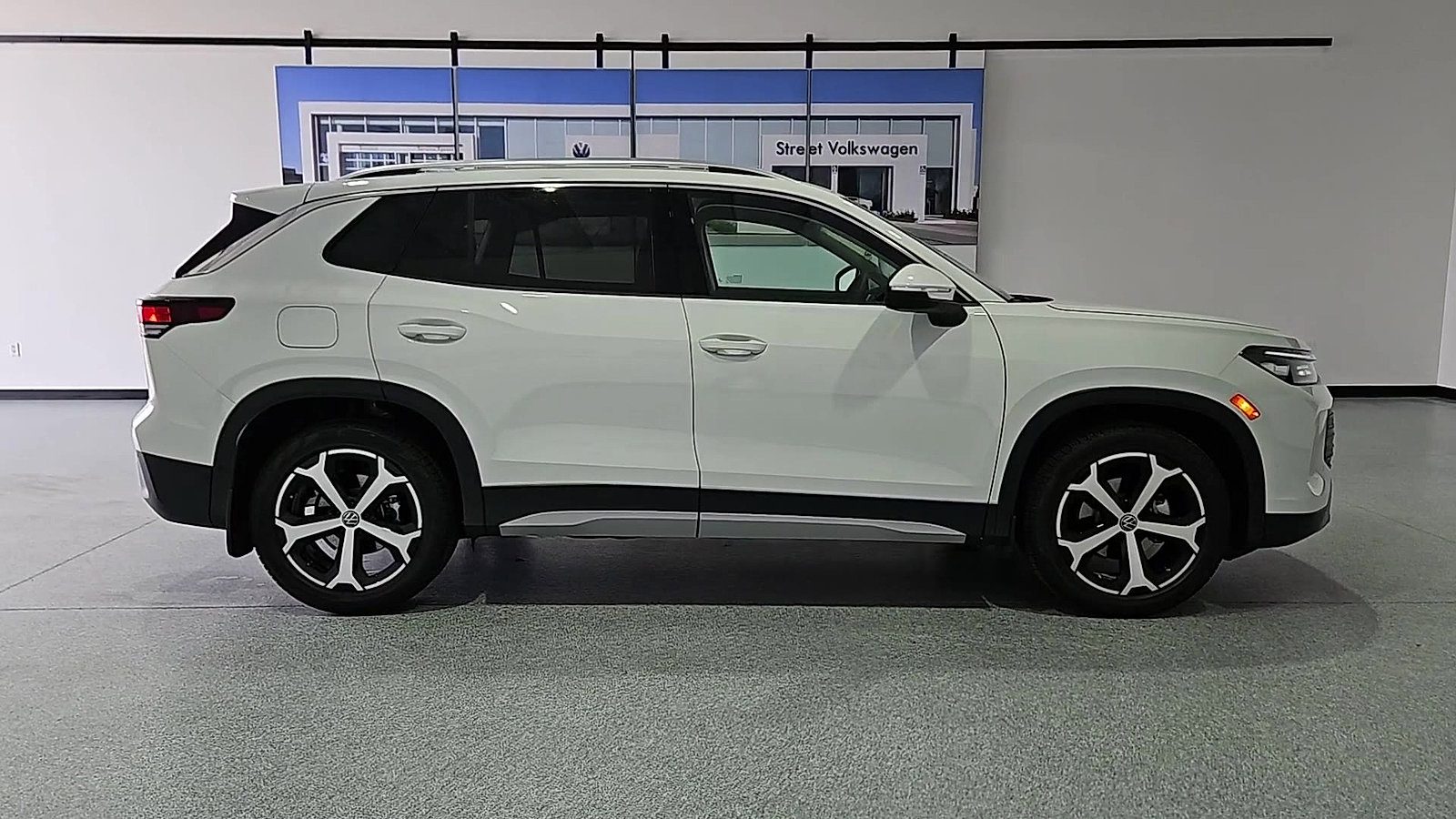 New 2026 Volkswagen Tiguan SE FWD image 10