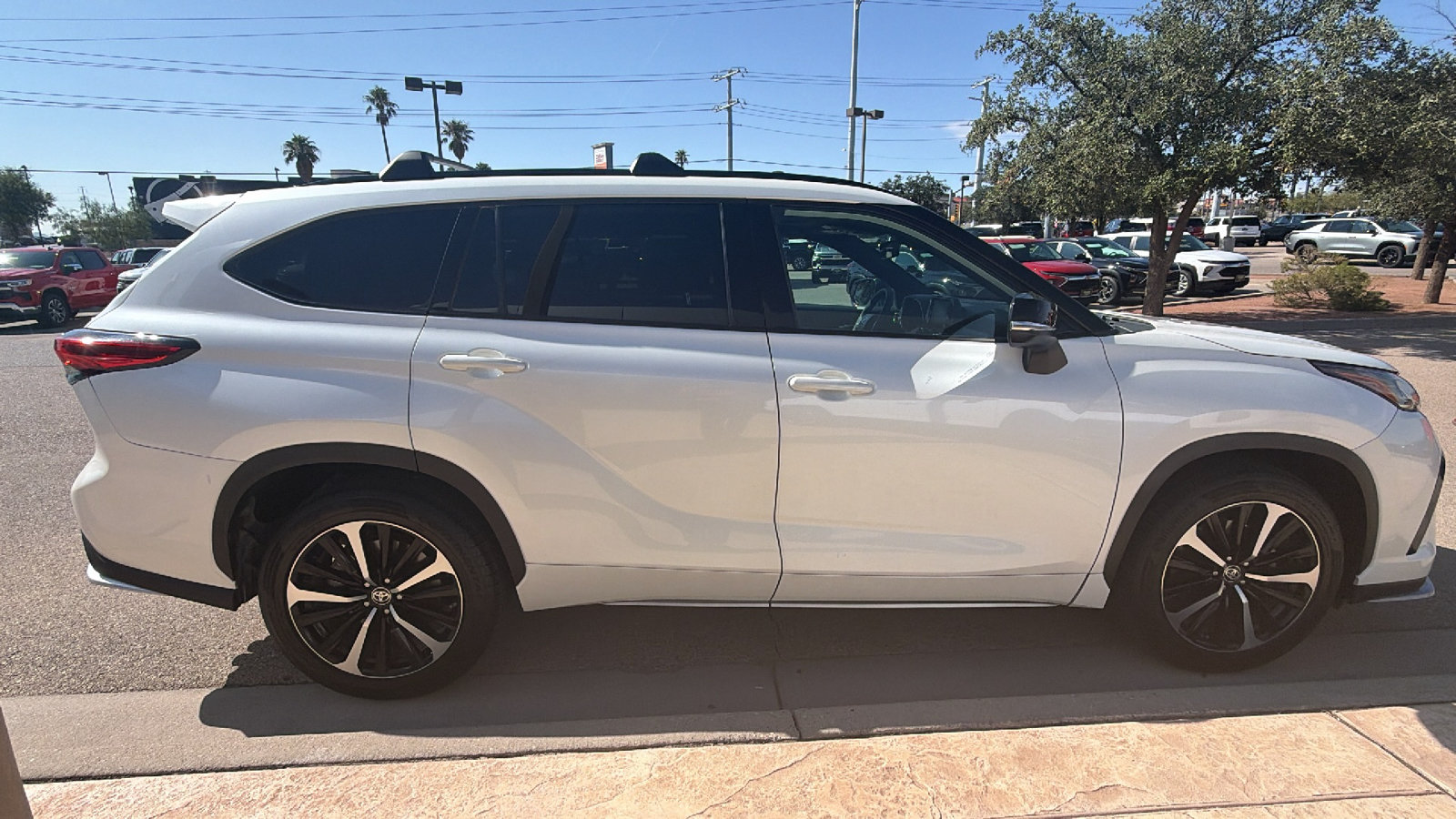 Used 2021 Toyota Highlander XSE FWD image 8