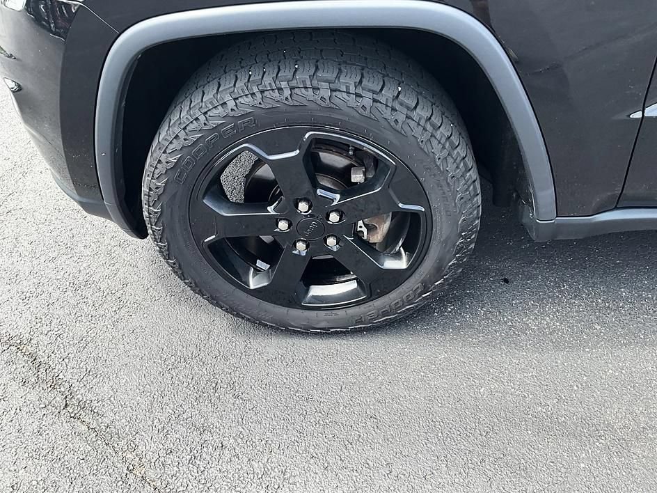 Used 2018 Jeep Grand Cherokee Laredo AWD/4WD image 11