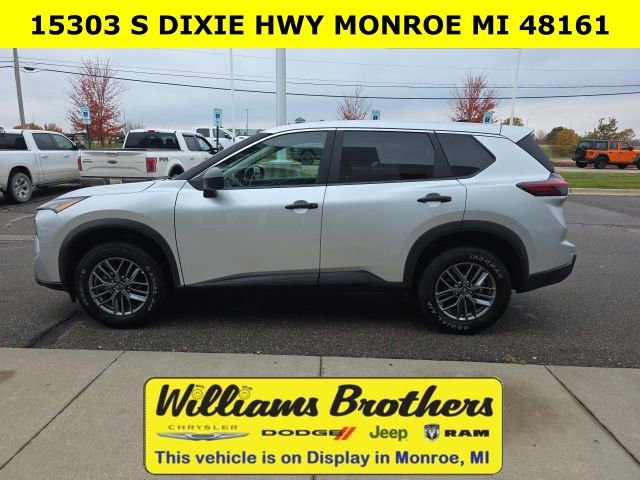 Used 2024 Nissan Rogue S image 9