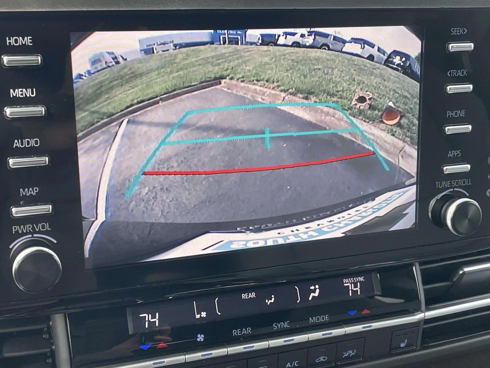 Used 2024 Toyota Sienna XLE FWD image 36