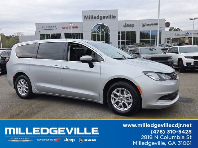 Used 2023 Chrysler Voyager LX image 1