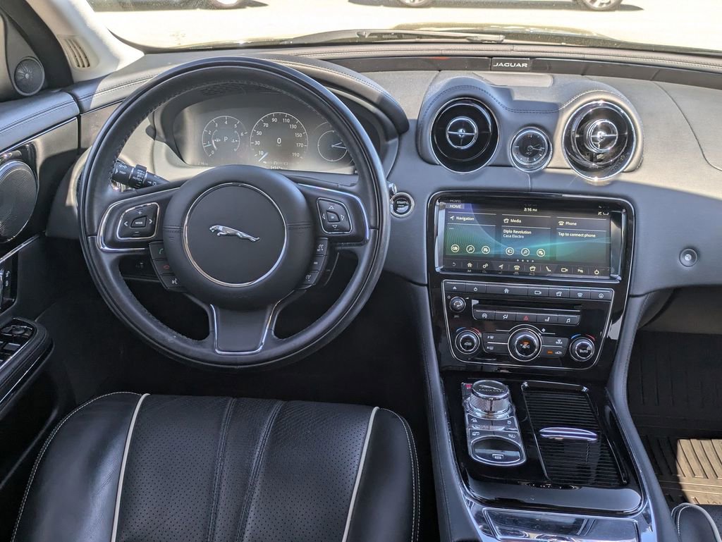 Used 2019 Jaguar XJ R-Sport image 26