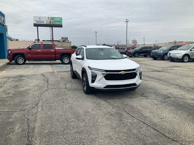 Used 2024 Chevrolet Trax LT w/ Driver Confidence Package FWD image 4
