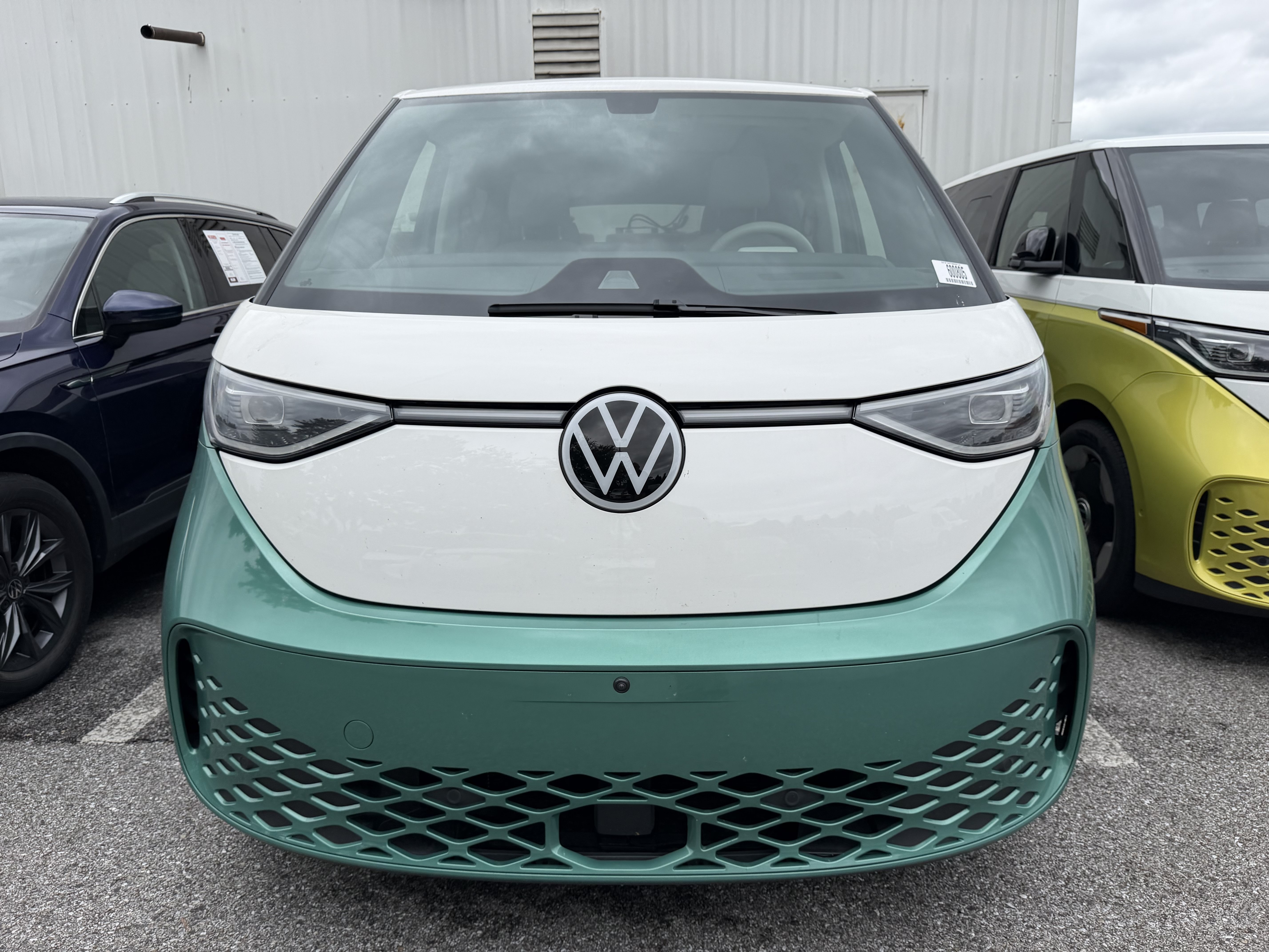 Used 2025 Volkswagen ID. Buzz Pro S Plus w/ Cupholders Package AWD/4WD image 2