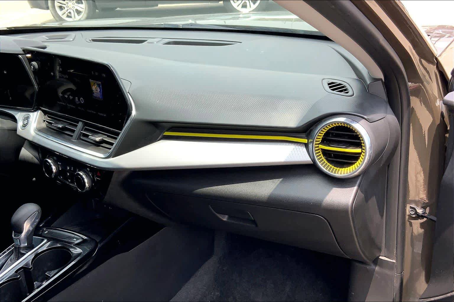 Used 2024 Chevrolet Trax LT w/ Sunroof Package FWD image 19