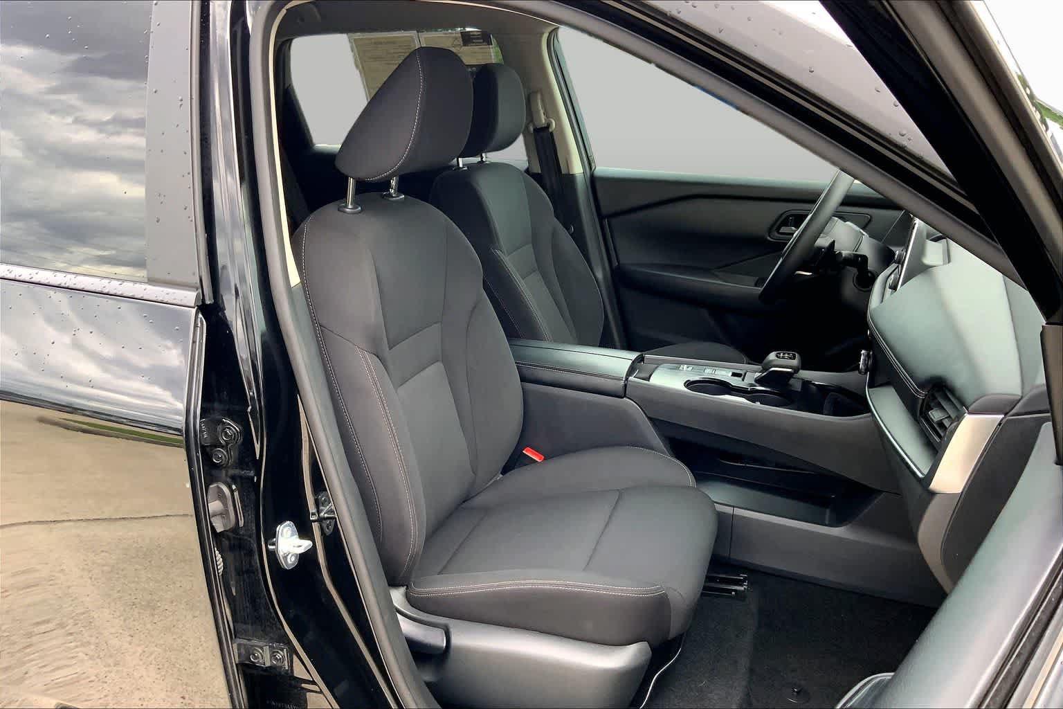 Used 2024 Nissan Rogue S FWD image 9