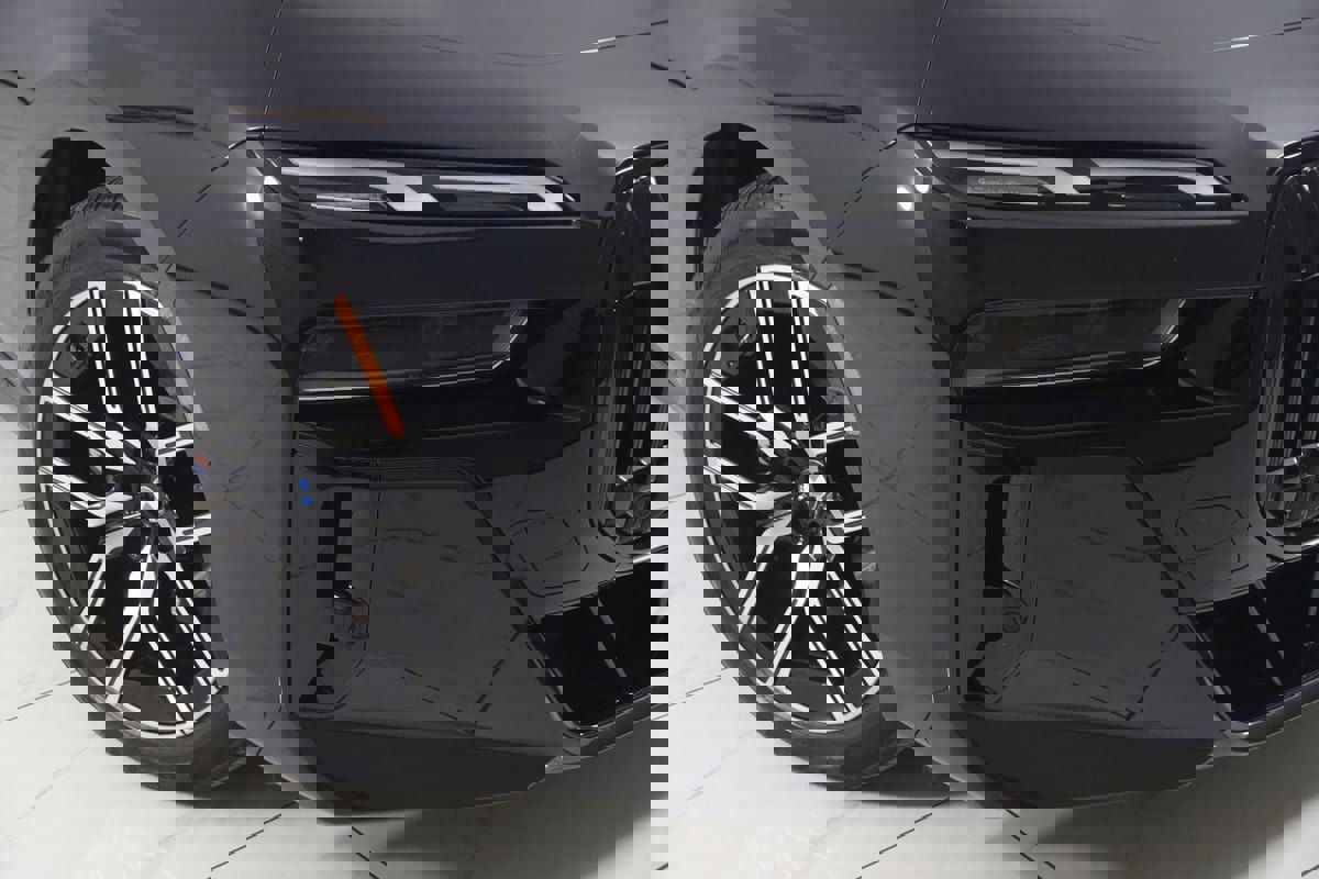 Used 2023 BMW 740i w/ Parking Assistance Package image 22