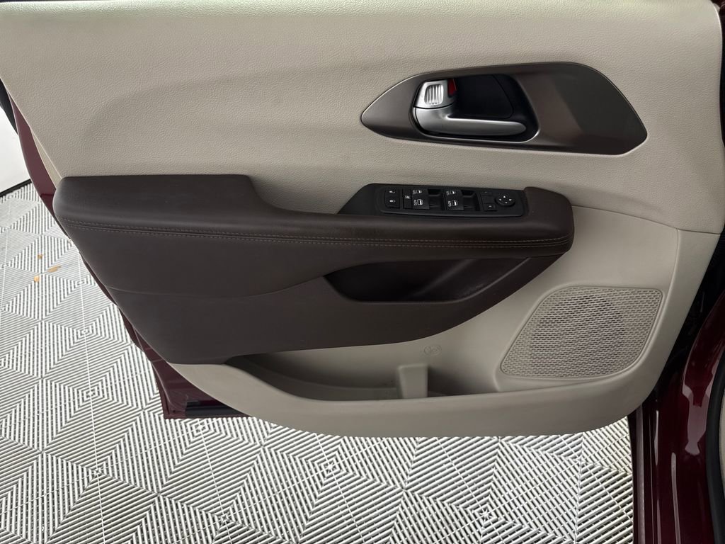 Used 2018 Chrysler Pacifica Touring-L Plus FWD image 10